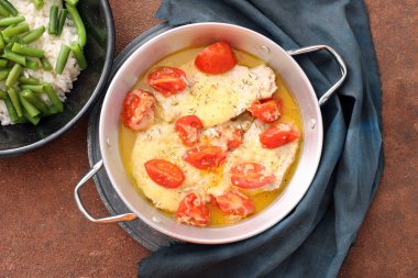 Metal tavada domates soslu tavuk göğsü ve peynir