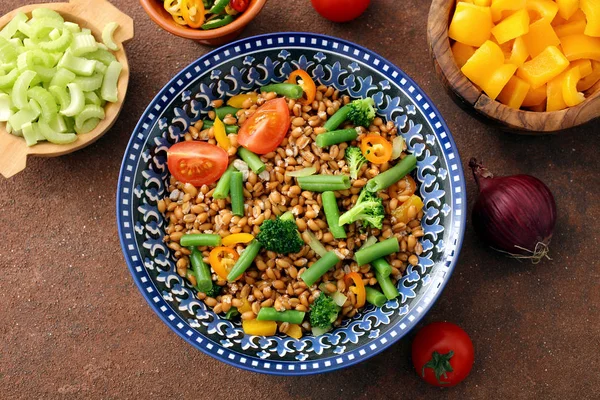 Salada Vegetariana Saudável Com Cevada Legumes Crus — Fotografia de Stock