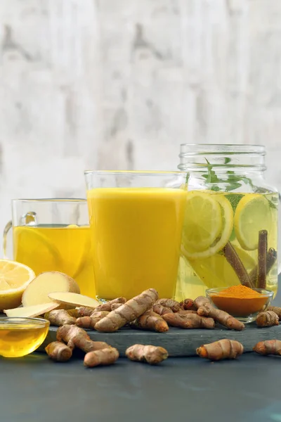 Golden Milk Detox Vatten Gurkmeja Citron Och Ingefära — Stockfoto