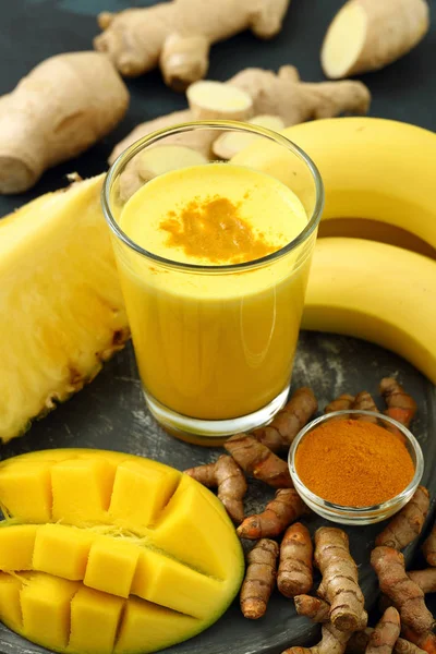 Açafrão Leite Dourado Com Frutos — Fotografia de Stock