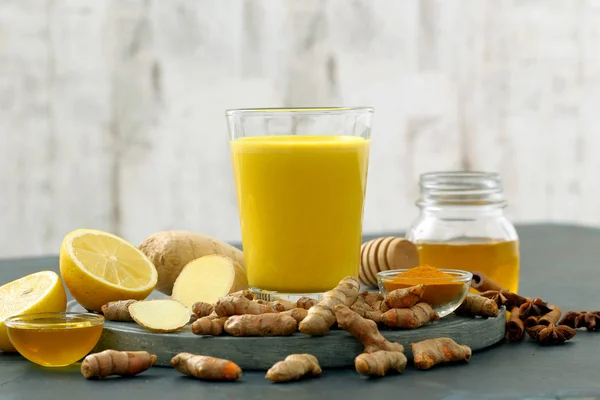 黄金のミルクウコン生姜と蜂蜜の背景 — ストック写真