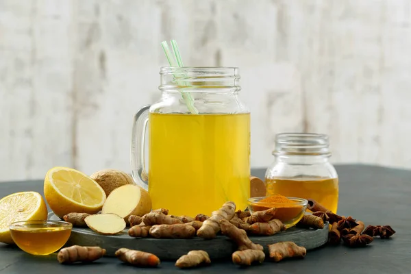 排毒水姜黄柠檬和姜 — 图库照片