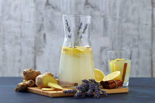 Limonade Lavande Dans Une Cruche Verre Des Verres Cocktail — Photo