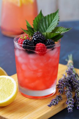 Buz ve çilek ile soğutulmuş alkolsüz içecekler