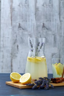 Cam sürahi ve kokteyl gözlükleri lavanta limonata
