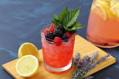 Buz ve çilek ile soğutulmuş alkolsüz içecekler