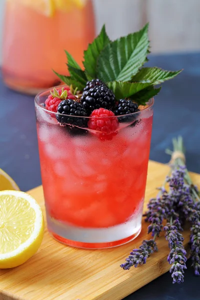 얼음과 딸기를 곁들인 차가운 청량음료 — 스톡 사진