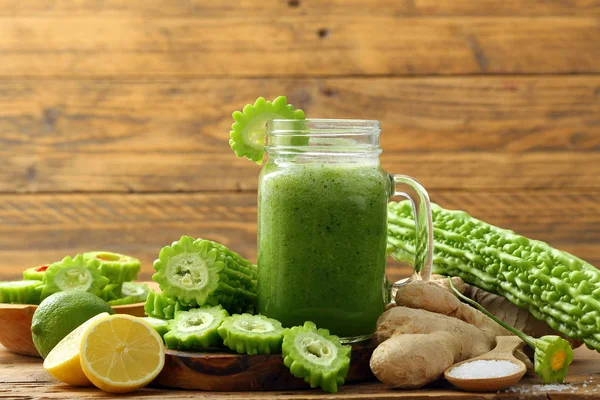 Rauwe Bitter Meloen Smoothie Rustieke Tafel Achtergrond — Stockfoto