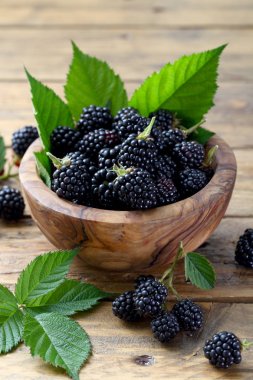 ahşap kase rustik arka planda meyve taze böğürtlen