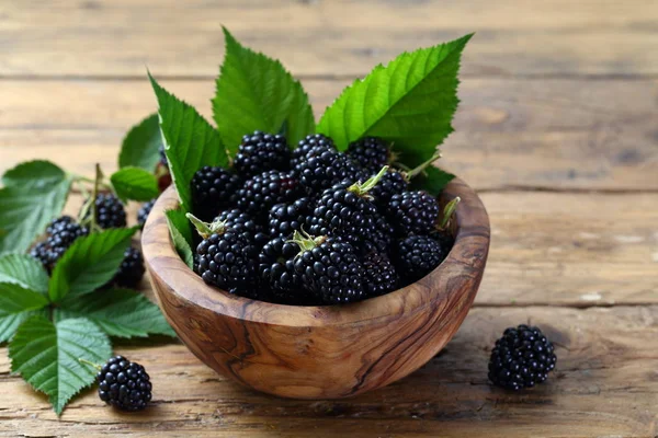 水果新鲜黑莓在木碗质朴的背景 — 图库照片