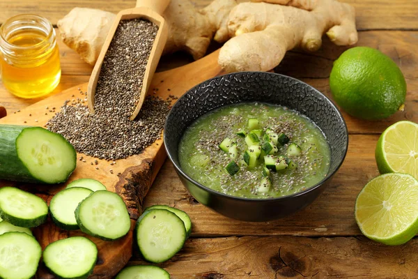 Recipiente Desintoxicación Fresca Con Pepinos Verdes Limas —  Fotos de Stock