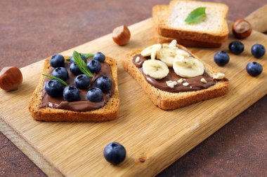 Çikolata kremameyve ve çilek ile ekmek tost dilim