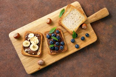 Çikolata kremameyve ve çilek ile ekmek tost dilim