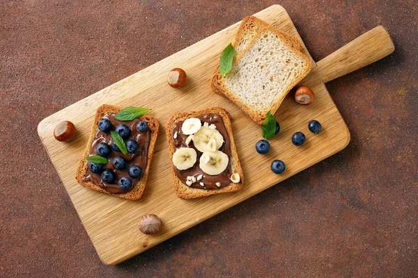 Çikolata kremameyve ve çilek ile ekmek tost dilim