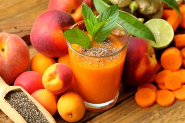 yaprakları ve nane ile olgun portakal suyu