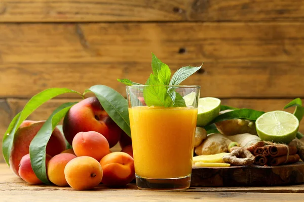 Fruta Queijo Frutas Mesa Madeira — Fotografia de Stock