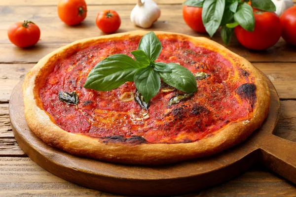 Pizza Maison Savoureuse Aux Tomates Aux Herbes — Photo
