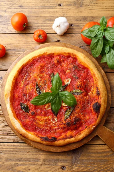 Pizza Maison Savoureuse Aux Tomates Aux Herbes — Photo