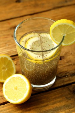 ahşap masada taze limon suyu