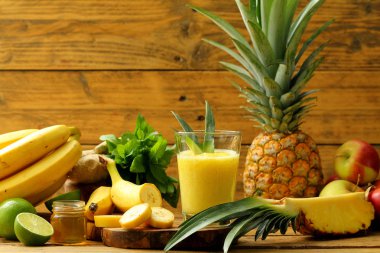 taze meyve ve meyve suyu ile kompozisyon