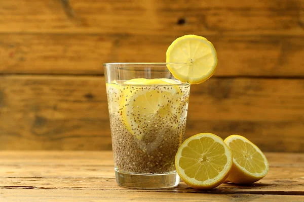 Citronsaft Och Glas Trä Bakgrund — Stockfoto