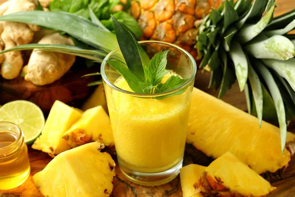 Bicchieri Con Ananas Succo Frutta — Foto Stock