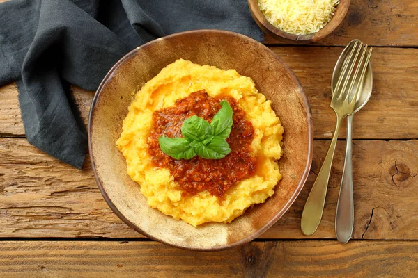 Sarı Patates Püresi Kırmızı Sos Yeşil Fesleğen Yaprakları Ile Kase — Stok fotoğraf