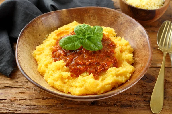 Tigela Com Purê Batatas Amarelo Molho Vermelho Folhas Manjericão Verde — Fotografia de Stock