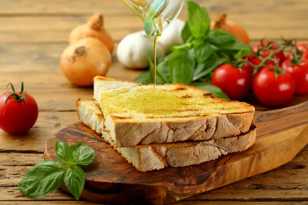 Välsmakande Smörgås Brödskivor Med Tomater Och Ost Trä Ombord Bordet — Stockfoto