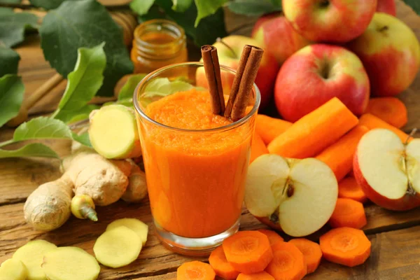 Nahaufnahme Von Glas Mit Gesundem Apfel Karotten Ingwer Smoothie — Stockfoto
