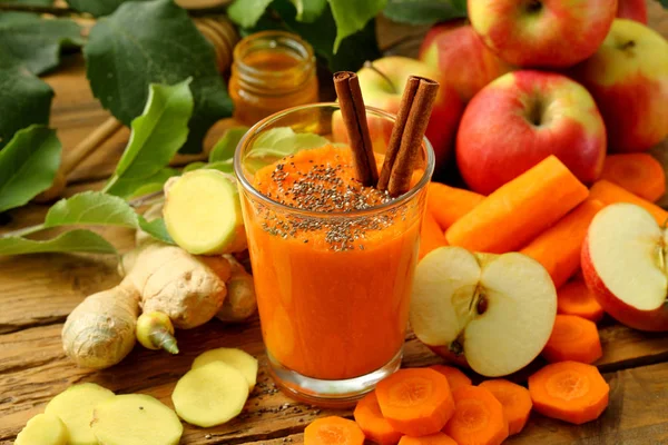 Close Zicht Glas Met Gezonde Appel Wortel Gember Smoothie — Stockfoto