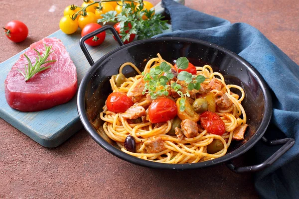 Italiensk Pasta Spaghetti Med Tonfisk Tomater Och Oliver — Stockfoto