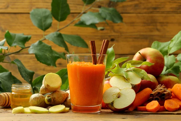 Nahaufnahme Des Glases Mit Leckerem Gesunden Apfel Karotten Ingwer Smoothie — Stockfoto