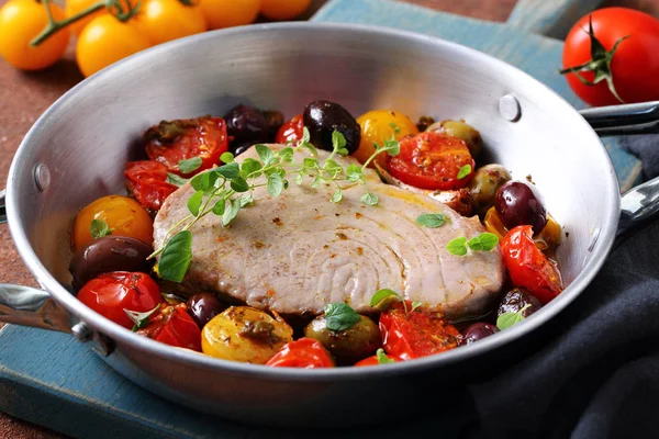 Vista Cerca Del Delicioso Filete Salmón Parrilla Con Verduras — Foto de Stock