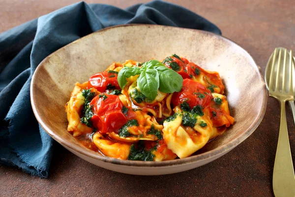 Pasta Tomatoes Basil — Stock Photo, Image