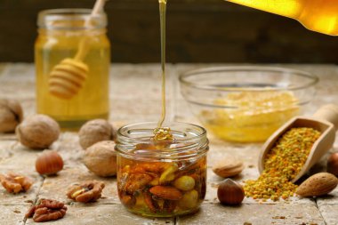 Cam kavanozda bal ve fındık