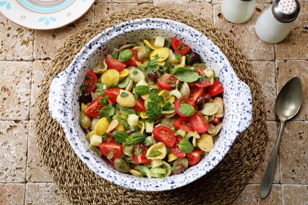 Cibo Vegetariano Sano Insalata Con Pomodori Carote Cipolle Aglio Piselli — Foto Stock