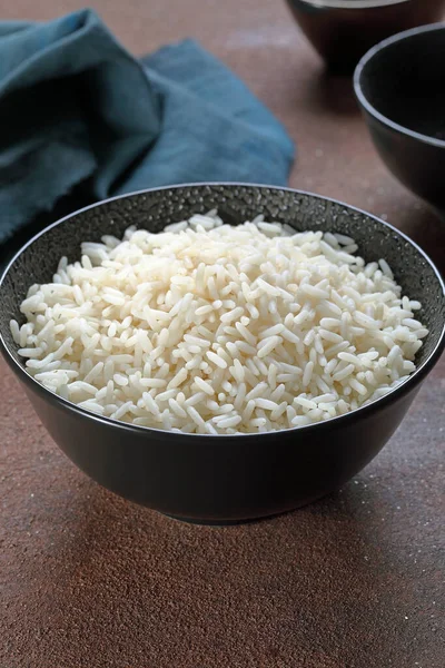 Schüssel Reis Mit Stäbchen Auf Einem Schwarzen Teller — Stockfoto