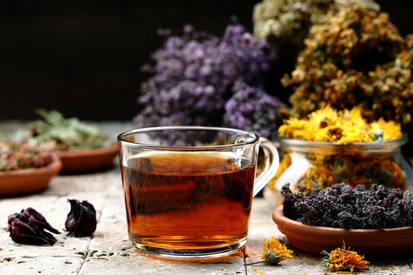 Tahta Masanın Üzerinde Ihlamur Çiçekleri Olan Bir Fincan Bitki Çayı — Stok fotoğraf