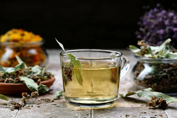 Herbal Tea Glass Teapot Fresh Mint Leaves Wooden Background — Stock Photo, Image