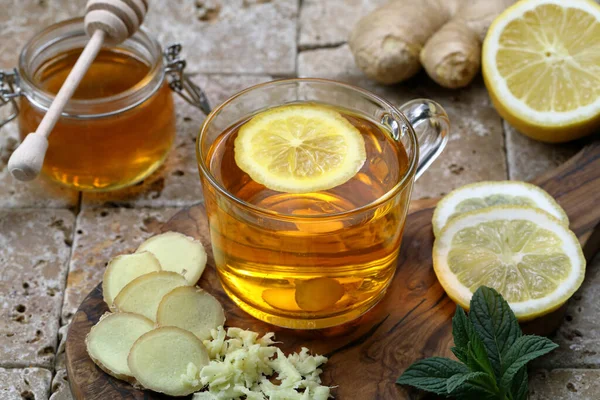 木のテーブルの上にレモンと蜂蜜と生姜茶 — ストック写真