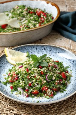 Taze roka, domates ve bulgur salatası. 