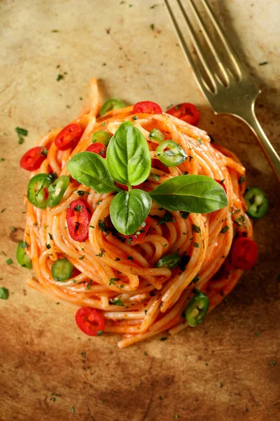 Smaskig Spagetti Med Basilika Ovanpå Och Peppar Bitar — Stockfoto