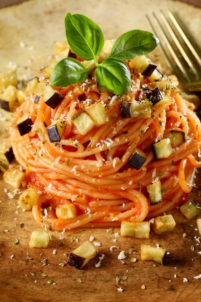 Deliciosos Espaguetis Italianos Con Salsa Tomate Albahaca Plato Madera —  Fotos de Stock