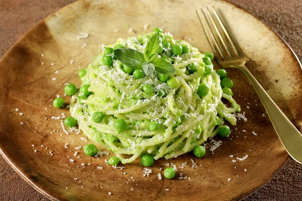 Espaguetis Con Guisantes Verdes Queso Parmesano Enfoque Selectivo — Foto de Stock