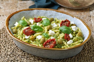 yeşil soğanlı bir kase salata, domates, bezelye ve parmesan peyniri.