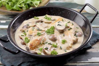 Mantarlı ve krem peynirli tavuk eti.