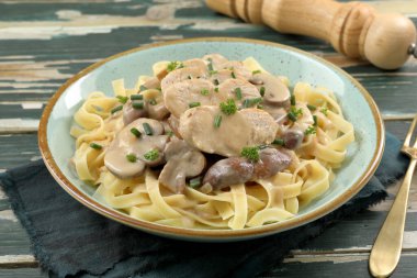 Mantarlı ve krem peynirli tavuk makarnası.