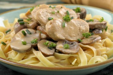 Mantarlı ve krem peynirli tavuk makarnası.