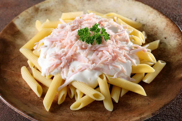 Italiensk Pasta Makaroner Med Skinka Och Ost Grädde — Stockfoto